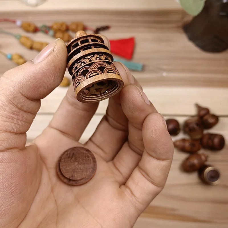 Wood Hollow Carved Aromatherap - Diffuser Necklace Locket ulasan dan harga